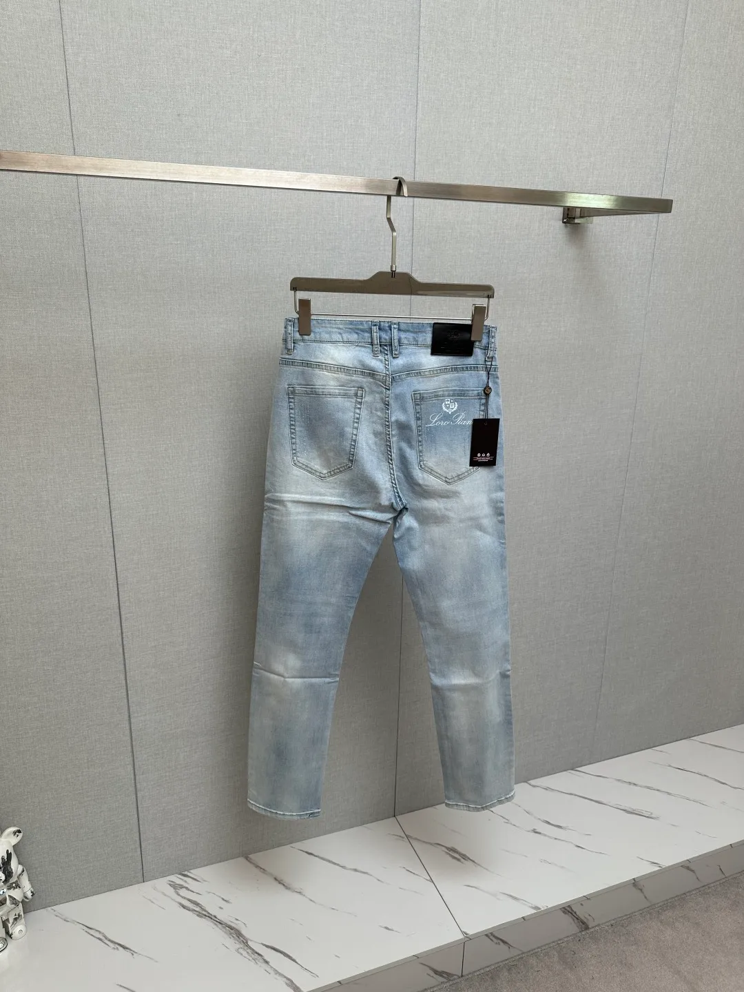 Available at the LP official website counter at the same time, the original is a very stylish pair of jeans, customized with original washed denim fabric, unique design, top-notch printing technology letter pattern logo, original hardware accessories decoration, an extremely outstanding pair of jeans, the materials and craftsmanship are extremely luxurious and exquisite, extremely high-grade, handsome and stylish upper body, recommended 👍, Sizes: 29-38